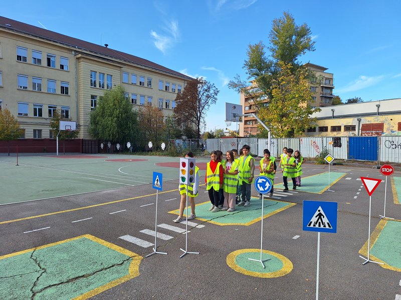 На площадката по БДП беше проведено занятие с учениците от 3 клас.